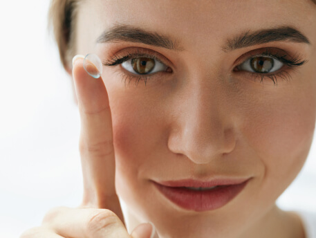 woman holding cotact lens